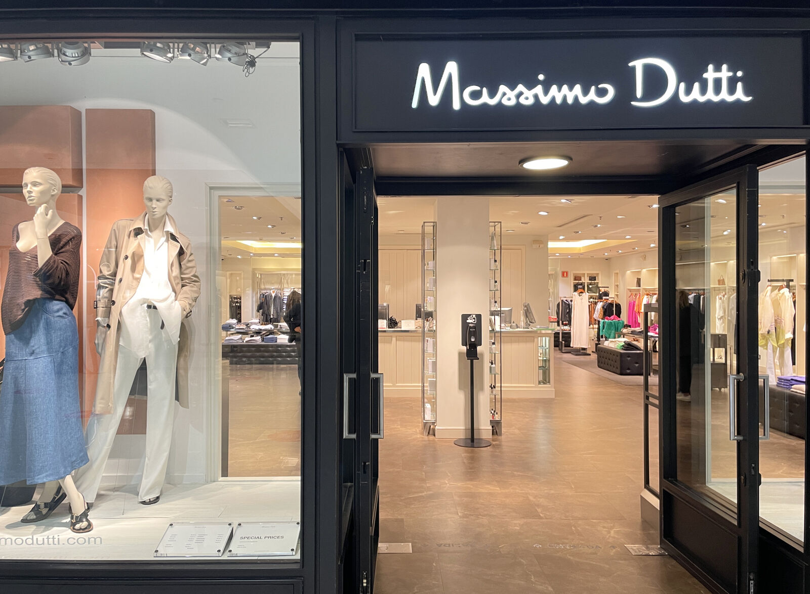 Massimo Dutti store front